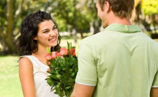 Homem entregando flores para mulher PERGUNTE AO PSICÓLOGO