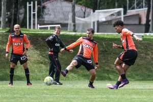 Fábio Santos, Donizete e Urso treino em Curitiba 05-11-16