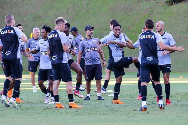 Lateral exalta Santos invicto e faz coro por fico de Robinho