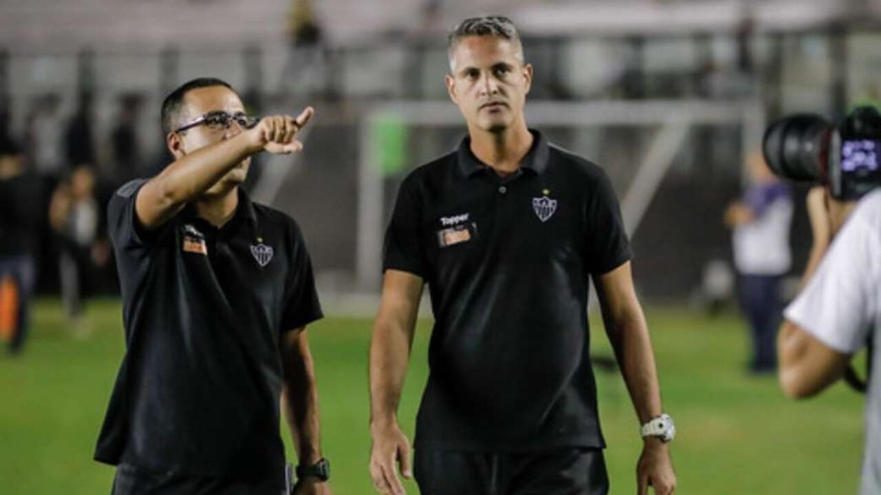 Matías Rojas antes de cobrar falta no jogo entre Corinthians e