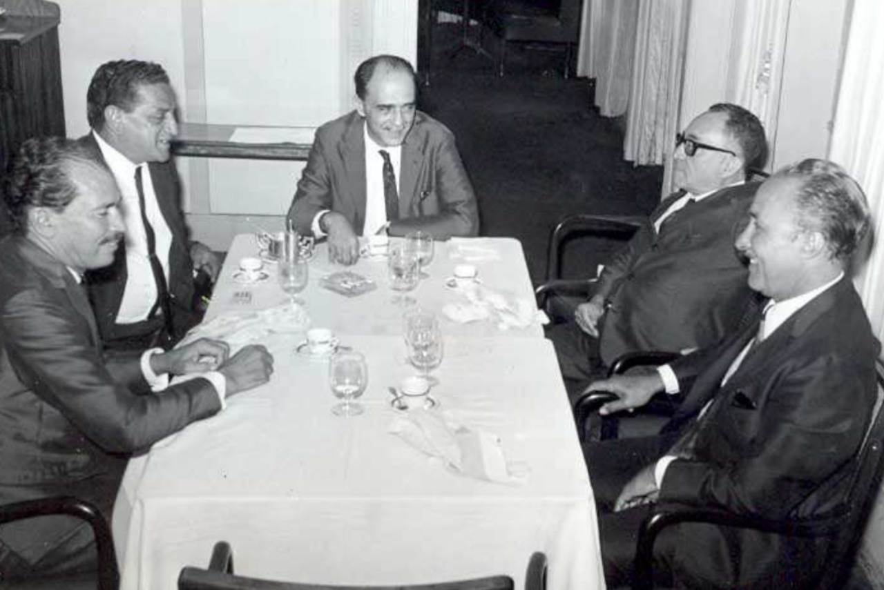 Nelson Campos, na cabeceira, com Fábio Fonseca, José Cabral, Virgílio Baptista e Diógenes Pereira: união a serviço do Galo!