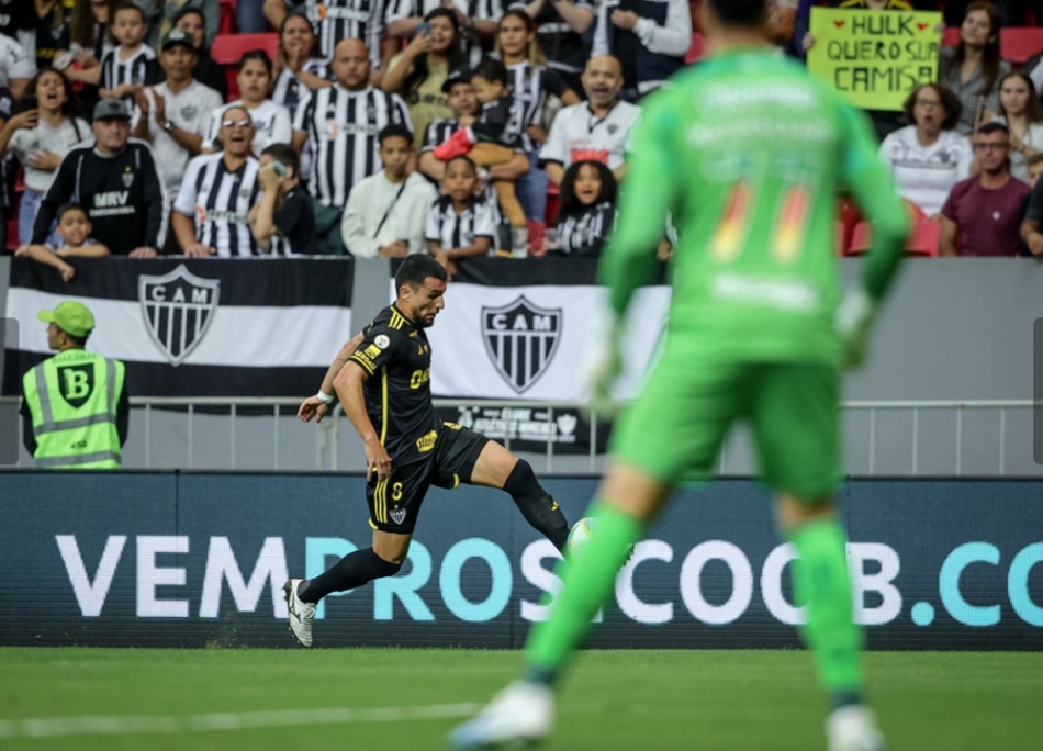 VÍDEO: Goleiro faz gol de falta, pega pênalti e tem noite épica na Série C