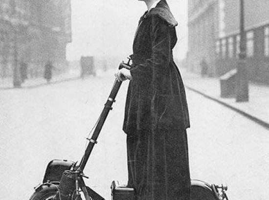 Foto: Public Domain The Retronaut / https://www.treehugger.com/bikes/autoped-was-worlds-first-scooter.html