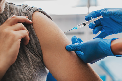 V de vacina. Fonte: Pixabay