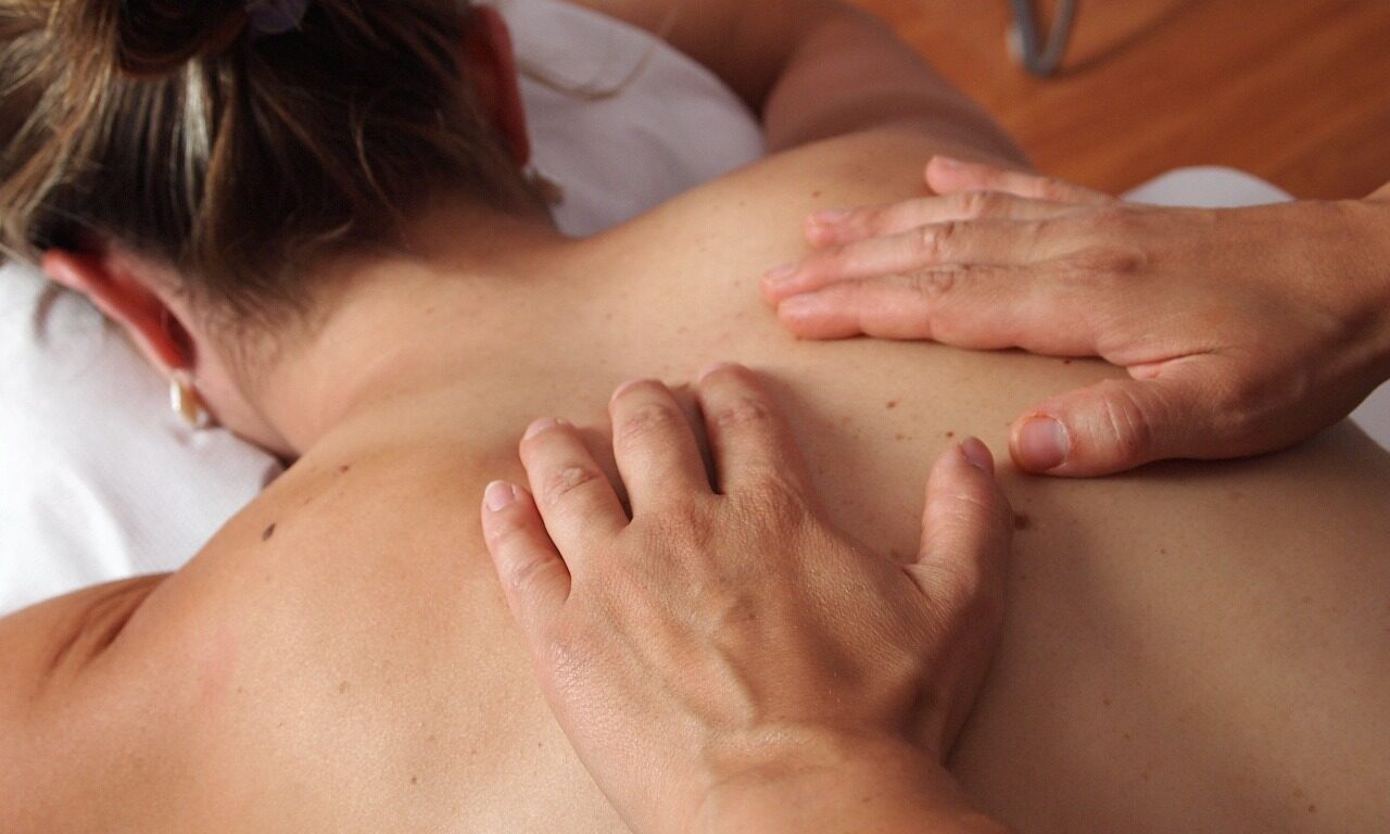 mulher recebendo massagem