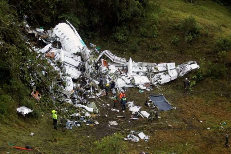Destroços do avião que levava a delegação da Chapecoense